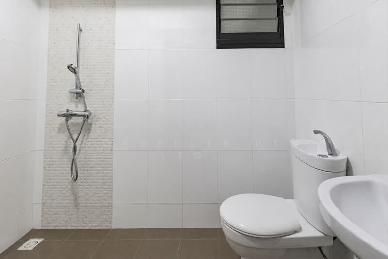 997A Buangkok Crescent, 997A Buangkok Crescent, 3 Bedrooms, 1,001 sqft, HDB Flat For Sale, by JOHN YEO, 500182337 - Bathroom - PropertyGuru.com.sg