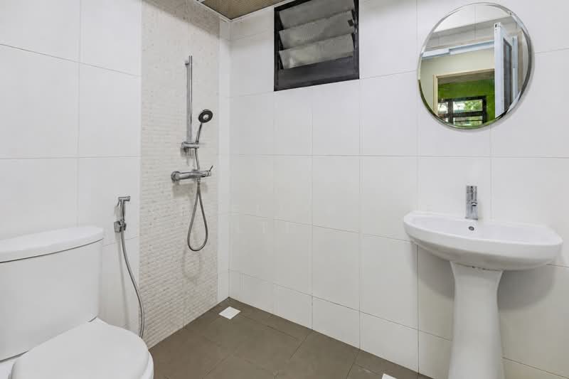 997A Buangkok Crescent, 997A Buangkok Crescent, 3 Bedrooms, 1,001 sqft, HDB Flat For Sale, by JOHN YEO, 500182337 - Bathroom - PropertyGuru.com.sg