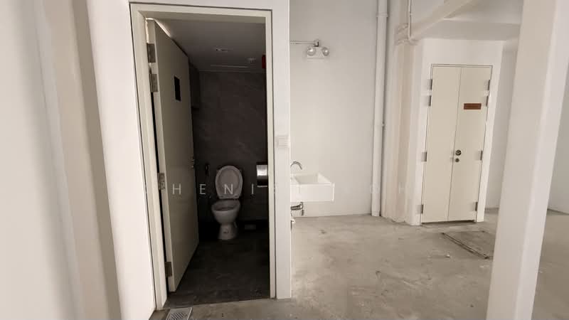Raffles Place/Clarke Quay - Gym | Office | Retail, Raffles Place / North Canal Rd / Circular Rd, 2,422 sqft, Shop / Shophouse For Rent, by Chenise Koh, 500182363 - Bathroom - CommercialGuru.com.sg