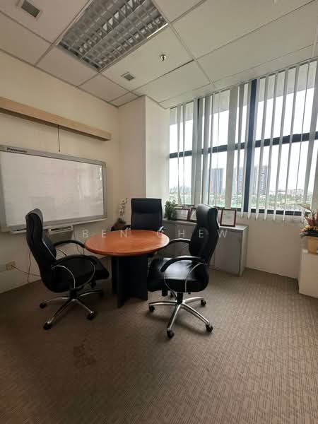 Tradehub 21, 18 Boon Lay Way, 4,004 sqft, Light Industrial (B1) For Sale, by Ben Chew, 500182376 - Study - CommercialGuru.com.sg