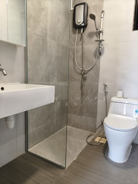 Eastpoint Green, 1 Simei Street 3, 2 Bedrooms, 904 sqft, Condominium For Rent, by Lynn Hope Tan, 500182402 - Newly renovated common bathroom - PropertyGuru.com.sg