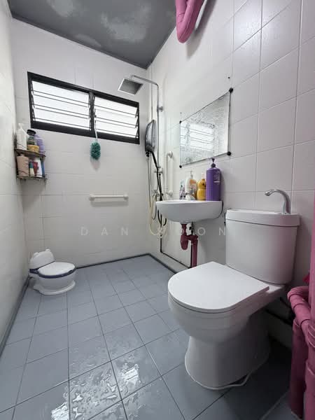 778 Yishun Avenue 2, 778 Yishun Avenue 2, 3 Bedrooms, 1,119 sqft, HDB Flat For Sale, by Dan Soon, 500182425 - Bathroom - PropertyGuru.com.sg