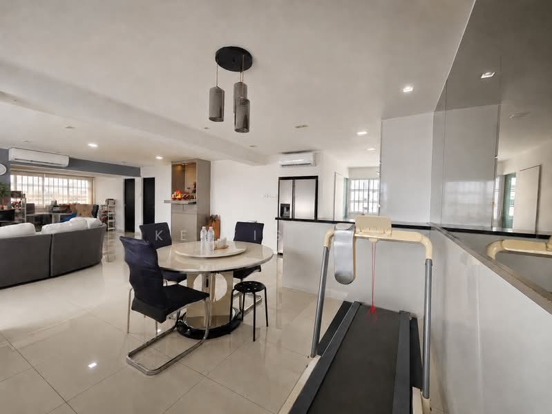 708 Jurong West Street 71, 708 Jurong West Street 71, 3 Bedrooms, 1,593 sqft, HDB Flat For Sale, by Kelvis Kua, 500182428 - Living Room - PropertyGuru.com.sg
