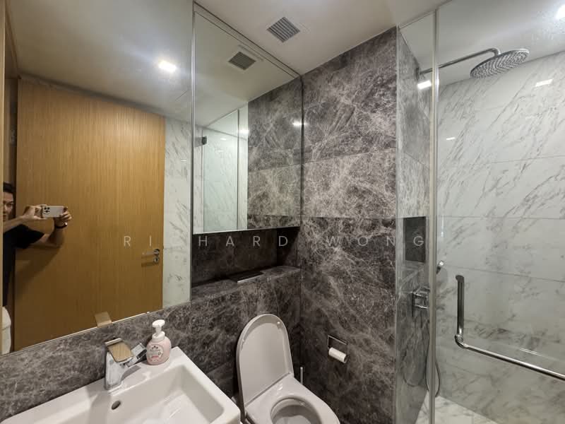 The Peak @ Cairnhill II, 61 Cairnhill Circle, 2 Bedrooms, 829 sqft, Condominium For Rent, by Richard Wong, 500182506 - Bathroom - PropertyGuru.com.sg
