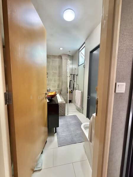 Rosewood Suites, 65 Rosewood Drive, 3 Bedrooms, 2,302 sqft, Condominium For Sale, by Edwin Soh, 500182597 - Master bathroom (2nd floor) - PropertyGuru.com.sg