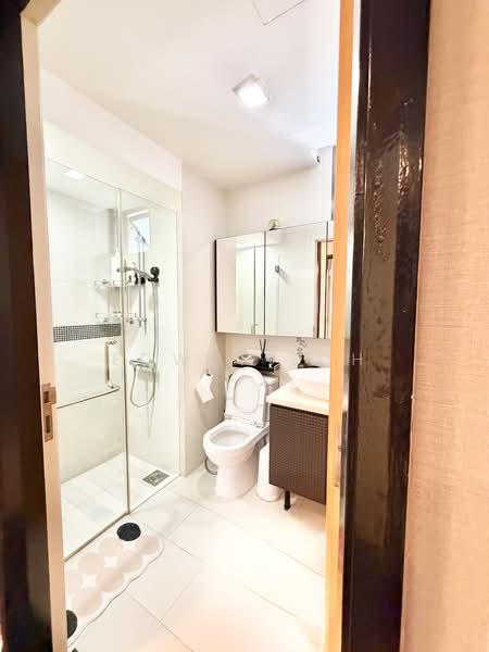 Rosewood Suites, 65 Rosewood Drive, 3 Bedrooms, 2,302 sqft, Condominium For Sale, by Edwin Soh, 500182597 - Guest bathroom - PropertyGuru.com.sg