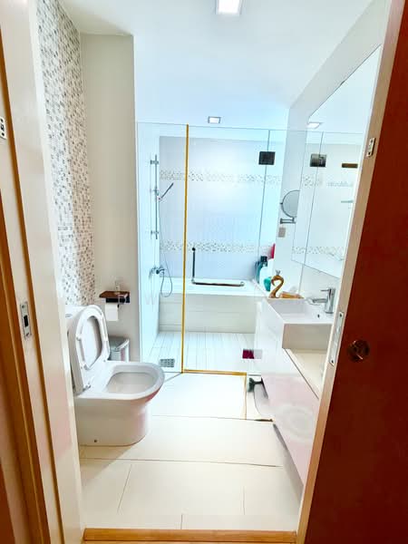 Rosewood Suites, 65 Rosewood Drive, 3 Bedrooms, 2,302 sqft, Condominium For Sale, by Edwin Soh, 500182597 - Attached bathroom in 2nd common room - PropertyGuru.com.sg
