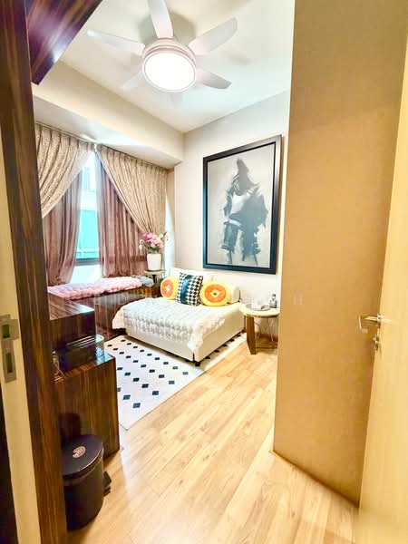 Rosewood Suites, 65 Rosewood Drive, 3 Bedrooms, 2,302 sqft, Condominium For Sale, by Edwin Soh, 500182597 - 1st common room with bay window - PropertyGuru.com.sg