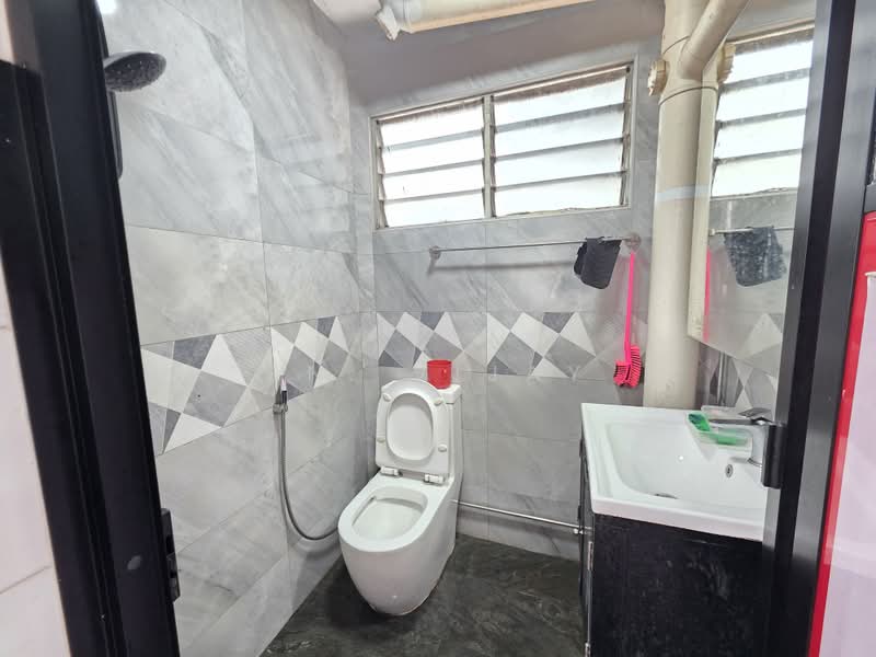 308 Bukit Batok Street 31, 308 Bukit Batok Street 31, 2 Bedrooms, 721 sqft, HDB Flat For Sale, by PN. Vijay, 500182610 - Bathroom - PropertyGuru.com.sg
