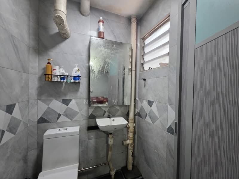 308 Bukit Batok Street 31, 308 Bukit Batok Street 31, 2 Bedrooms, 721 sqft, HDB Flat For Sale, by PN. Vijay, 500182610 - Bathroom - PropertyGuru.com.sg