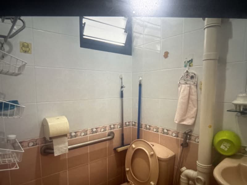 330 Clementi Avenue 2, 330 Clementi Avenue 2, 3 Bedrooms, 721 sqft, HDB Flat For Sale, by Gary Lee, 500182633 - Bathroom - PropertyGuru.com.sg