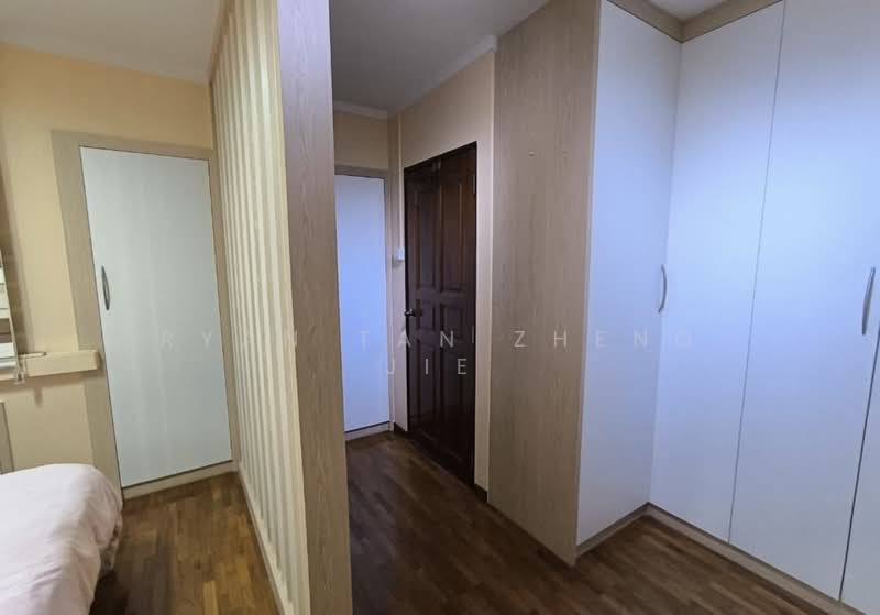 955 Hougang Avenue 9, 955 Hougang Avenue 9, 3 Bedrooms, 1,249 sqft, HDB Flat For Sale, by Ryan Tan Zheng Jie, 500182657 - Corridor - PropertyGuru.com.sg