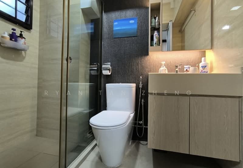 955 Hougang Avenue 9, 955 Hougang Avenue 9, 3 Bedrooms, 1,249 sqft, HDB Flat For Sale, by Ryan Tan Zheng Jie, 500182657 - Bathroom - PropertyGuru.com.sg