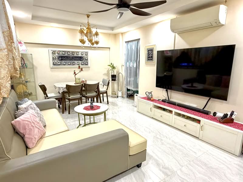875 Yishun Street 81, 875 Yishun Street 81, 3 Bedrooms, 904 sqft, HDB Flat For Sale, by Akhbar Ariff, 500182658 - Living Room - PropertyGuru.com.sg
