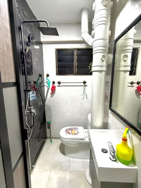 875 Yishun Street 81, 875 Yishun Street 81, 3 Bedrooms, 904 sqft, HDB Flat For Sale, by Akhbar Ariff, 500182658 - Bathroom - PropertyGuru.com.sg
