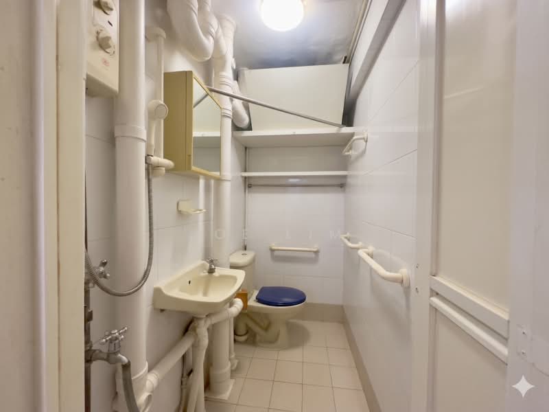 62 Circuit Road, 62 Circuit Road, 4 Bedrooms, 1,087 sqft, HDB Flat For Sale, by Joe Lim, 500182669 - Bathroom - AI decluttered - PropertyGuru.com.sg