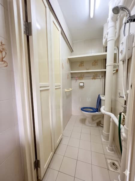 62 Circuit Road, 62 Circuit Road, 4 Bedrooms, 1,087 sqft, HDB Flat For Sale, by Joe Lim, 500182669 - Bathroom - AI decluttered - PropertyGuru.com.sg