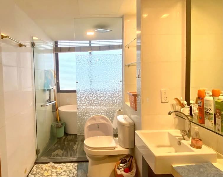 Hillcrest Villa, 5 Hillcrest Road, 5 Bedrooms, 3,100 sqft, Cluster House For Sale, by Karen Tse, 500182700 - Master Bathroom - PropertyGuru.com.sg