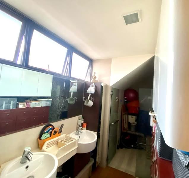 Hillcrest Villa, 5 Hillcrest Road, 5 Bedrooms, 3,100 sqft, Cluster House For Sale, by Karen Tse, 500182700 - 3rd floor Common Bathroom - PropertyGuru.com.sg