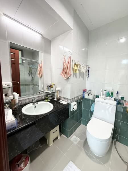 Hume Park II, 19 Hume Avenue, 2 Bedrooms, 1,001 sqft, Condominium For Sale, by Caden Chee, 500182720 - Bathroom - PropertyGuru.com.sg