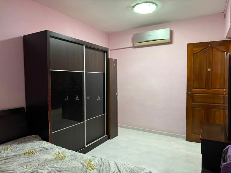 520 Jurong West Street 52, 520 Jurong West Street 52, 2 Bedrooms, 796 sqft, HDB Flat For Sale, by Jaya Ezhil, 500182747 - Bedroom - PropertyGuru.com.sg