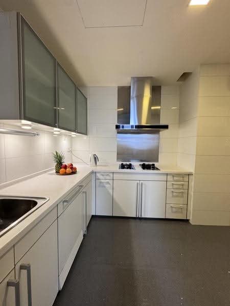 Cairnhill Crest, 8 Cairnhill Circle, Orchard / River Valley, 2 Bedrooms, 1,206 sqft, Condominium For Sale, by Cherine Cheong, 500182752 - Kitchen - PropertyGuru.com.sg