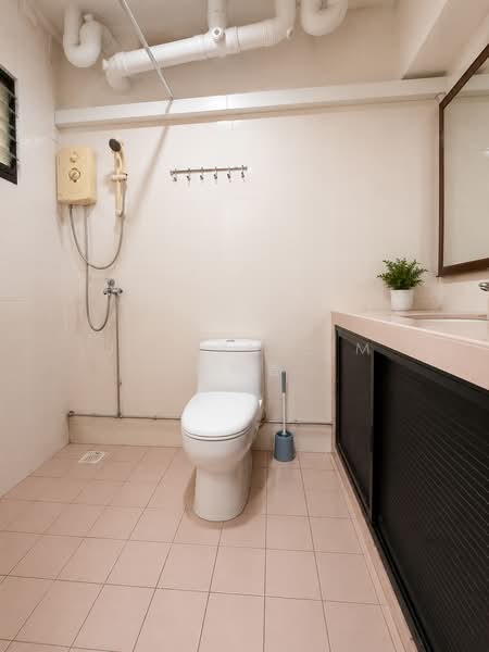 317 Sembawang Vista, 317 Sembawang Vista, Sembawang / Yishun, 3 Bedrooms, 1,087 sqft, HDB Flat For Sale, by Jeslyn Lim 林瑞香, 500182753 - Bathroom - PropertyGuru.com.sg