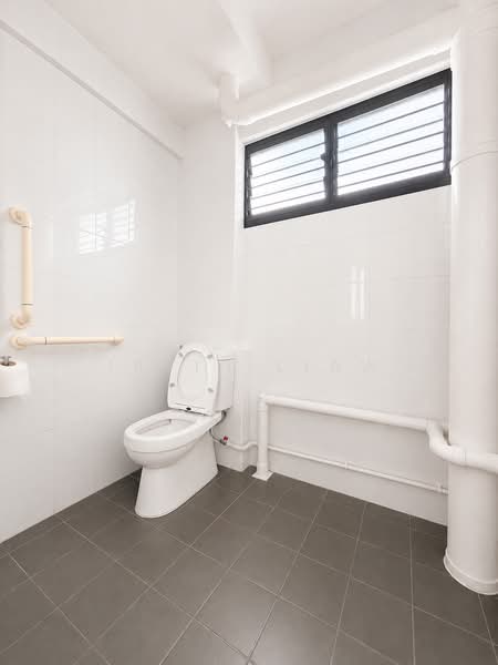 125 Geylang East Avenue 1, 125 Geylang East Avenue 1, 2 Bedrooms, 797 sqft, HDB Flat For Sale, by Irvin Liaw, 500182756 - Bathroom - PropertyGuru.com.sg