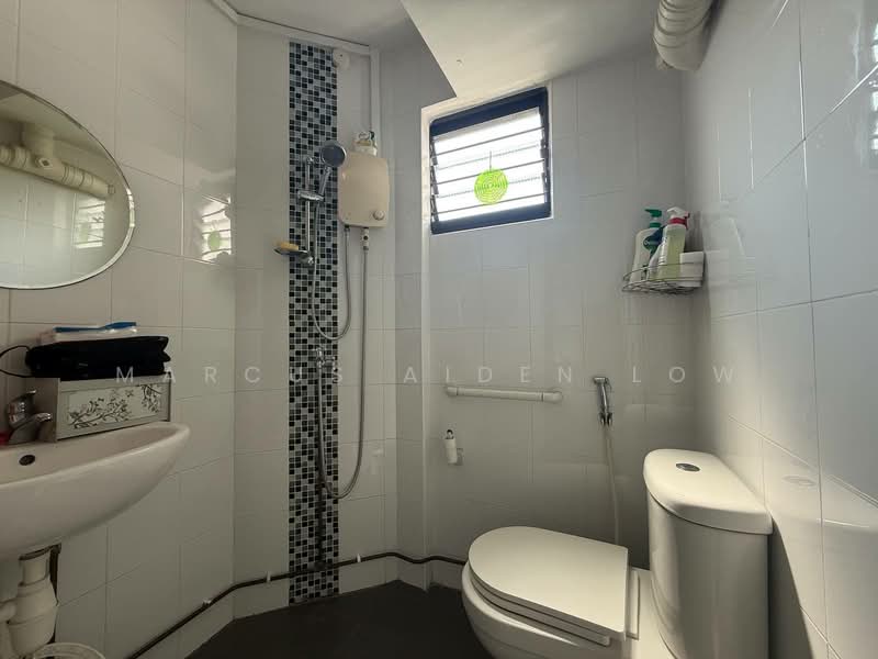 244 Jurong East Street 24, 244 Jurong East Street 24, 2 Bedrooms, 721 sqft, HDB Flat For Sale, by Marcus Aiden Low, 500182771 - Bathroom - PropertyGuru.com.sg