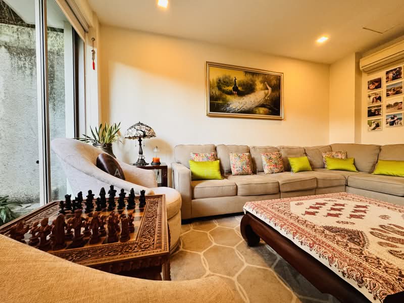 ⭐⭐LANDED7772 @ 2 STOREY DETACHED WITH ATTIC & BASEMENT IN DISTRICT 15, , 5 Bedrooms, 6,200 sqft, Detached House For Sale, by Jasarine Lee, 500182781 - Living Room - PropertyGuru.com.sg