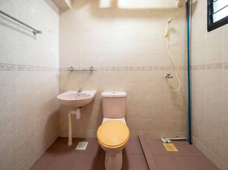 422 Canberra Road, 422 Canberra Road, 3 Bedrooms, 969 sqft, HDB Flat For Sale, by Irene Lim, 500182889 - Bathroom - PropertyGuru.com.sg