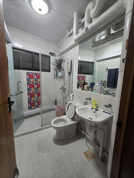 366 Tampines Street 34, 366 Tampines Street 34, 3 Bedrooms, 1,238 sqft, HDB Flat For Sale, by Derick Woo, 500182909 - Bathroom - PropertyGuru.com.sg