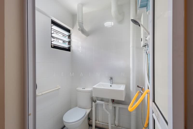 135 Bukit Batok West Avenue 6, 135 Bukit Batok West Avenue 6, 3 Bedrooms, 1,001 sqft, HDB Flat For Sale, by Jemaine Ng, 500182945 - Bathroom - PropertyGuru.com.sg