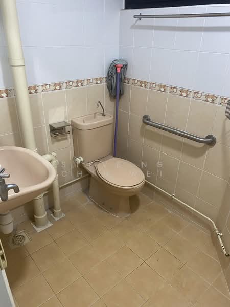 77 Lorong Limau, 77 Lorong Limau, 2 Bedrooms, 700 sqft, HDB Flat For Rent, by Steve Ng Chih Wei, 500182984 - Bathroom - PropertyGuru.com.sg