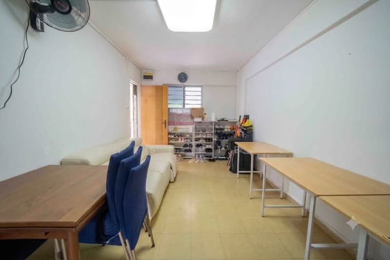 135 Yishun Street 11, 135 Yishun Street 11, 2 Bedrooms, 721 sqft, HDB Flat For Sale, by KENNETH CHUA, 500182997 - Living Room - PropertyGuru.com.sg