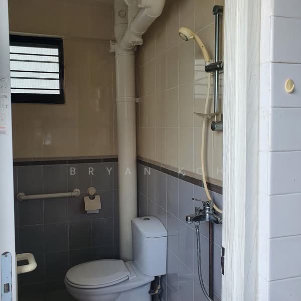 243 Serangoon Avenue 2, 243 Serangoon Avenue 2, 2 Bedrooms, 689 sqft, HDB Flat For Rent, by Bryan Koh, 500182998 - Bathroom - PropertyGuru.com.sg