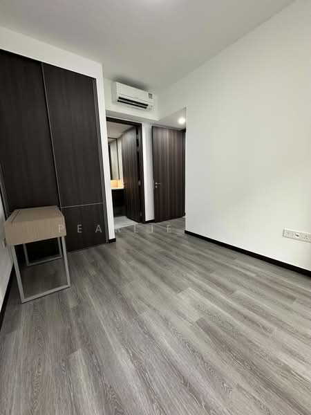 Pasir Ris 8, 8 Pasir Ris Drive 8, 2 Bedrooms, 775 sqft, Apartment For Rent, by Pearlie Tan, 500183035 - Master bedroom - PropertyGuru.com.sg