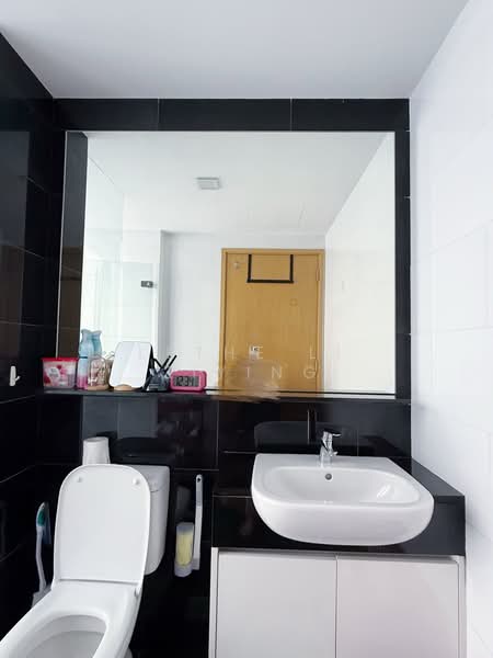 SkySuites 17, 17 Jalan Rajah, 1 Bedroom, 366 sqft, Apartment For Sale, by Lethe Li Ziying, 500183072 - Bathroom - PropertyGuru.com.sg