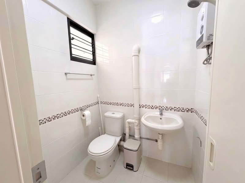 14 Saint George's Road, 14 Saint George's Road, 2 Bedrooms, 721 sqft, HDB Flat For Sale, by Vernon Sun, 500183085 - Bathroom - PropertyGuru.com.sg