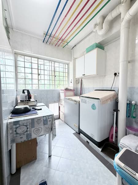 570 Hougang Street 51, 570 Hougang Street 51, 3 Bedrooms, 1,302 sqft, HDB Flat For Sale, by Nona Kirana, 500183095 - Kitchen - PropertyGuru.com.sg