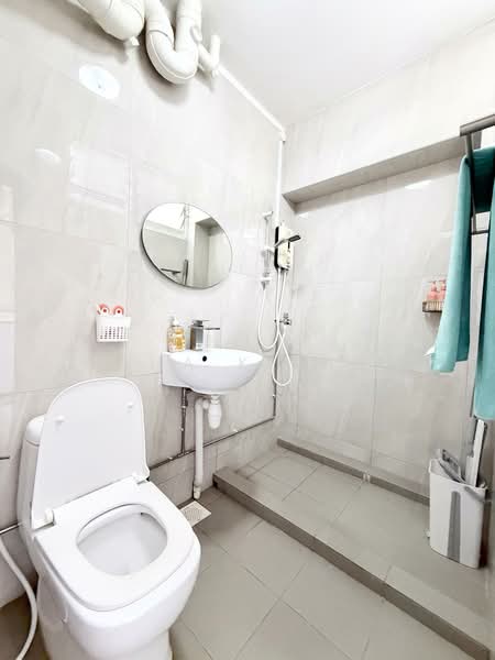 570 Hougang Street 51, 570 Hougang Street 51, 3 Bedrooms, 1,302 sqft, HDB Flat For Sale, by Nona Kirana, 500183095 - Bathroom - PropertyGuru.com.sg