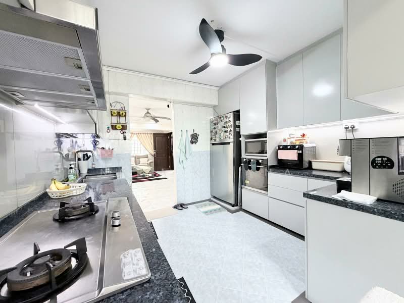 570 Hougang Street 51, 570 Hougang Street 51, 3 Bedrooms, 1,302 sqft, HDB Flat For Sale, by Nona Kirana, 500183095 - Kitchen - PropertyGuru.com.sg