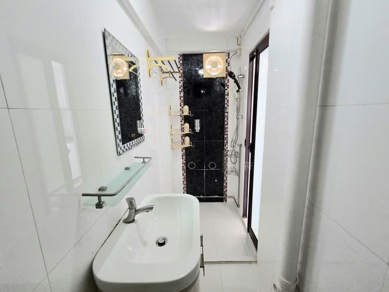 93 Jalan Dua, 93 Jalan Dua, 2 Bedrooms, 667 sqft, HDB Flat For Rent, by Gary Foo 符厚勤, 500183113 - Bathroom - PropertyGuru.com.sg