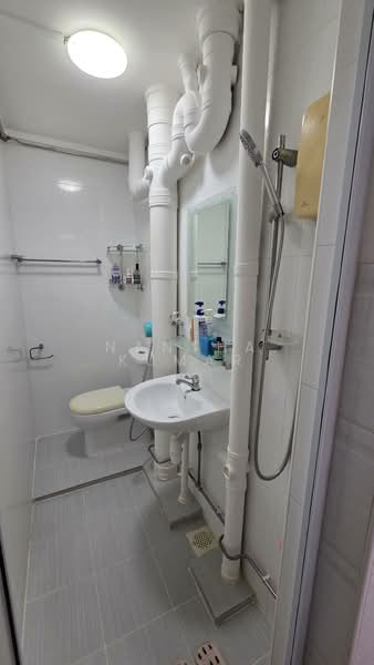 35 Circuit Road, 35 Circuit Road, 2 Bedrooms, 679 sqft, HDB Flat For Sale, by Nantha Kumar, 500183149 - Bathroom - PropertyGuru.com.sg