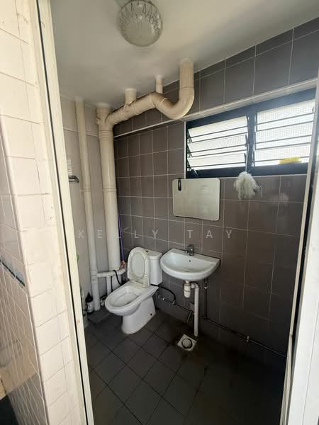 468 Jurong West Street 41, 468 Jurong West Street 41, 3 Bedrooms, 1,302 sqft, HDB Flat For Sale, by Kelly Tay, 500183159 - Bathroom - PropertyGuru.com.sg