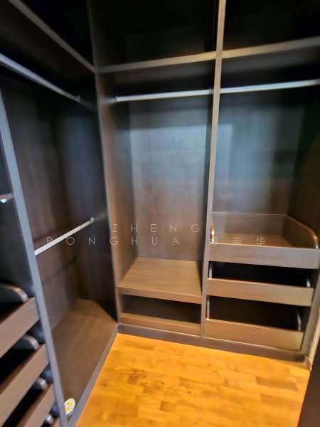 Pasir Panjang, , Room Rental, 300 sqft, Semi-Detached House For Rent, by Zheng Ronghua 郑荣华, 500183161 - Master bedroom walk-in wardrobe - PropertyGuru.com.sg