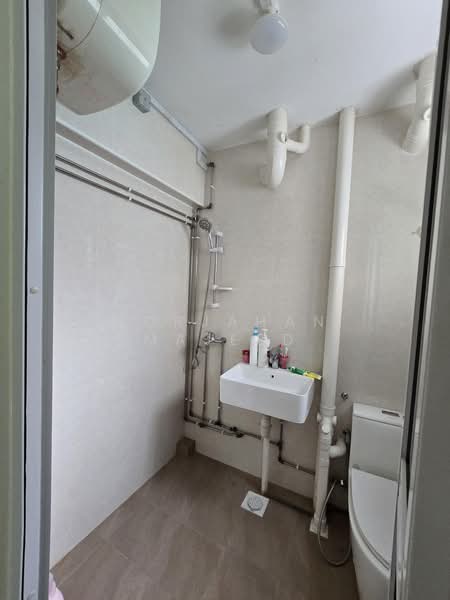 403 Fajar Road, 403 Fajar Road, 3 Bedrooms, 904 sqft, HDB Flat For Sale, by Norjahan Majeed, 500183165 - Bathroom - PropertyGuru.com.sg