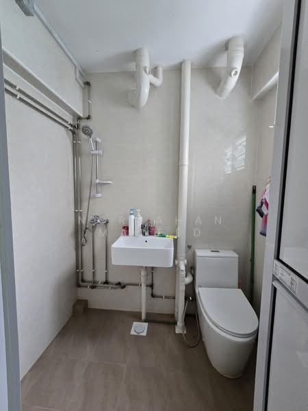 403 Fajar Road, 403 Fajar Road, 3 Bedrooms, 904 sqft, HDB Flat For Sale, by Norjahan Majeed, 500183165 - Bathroom - PropertyGuru.com.sg