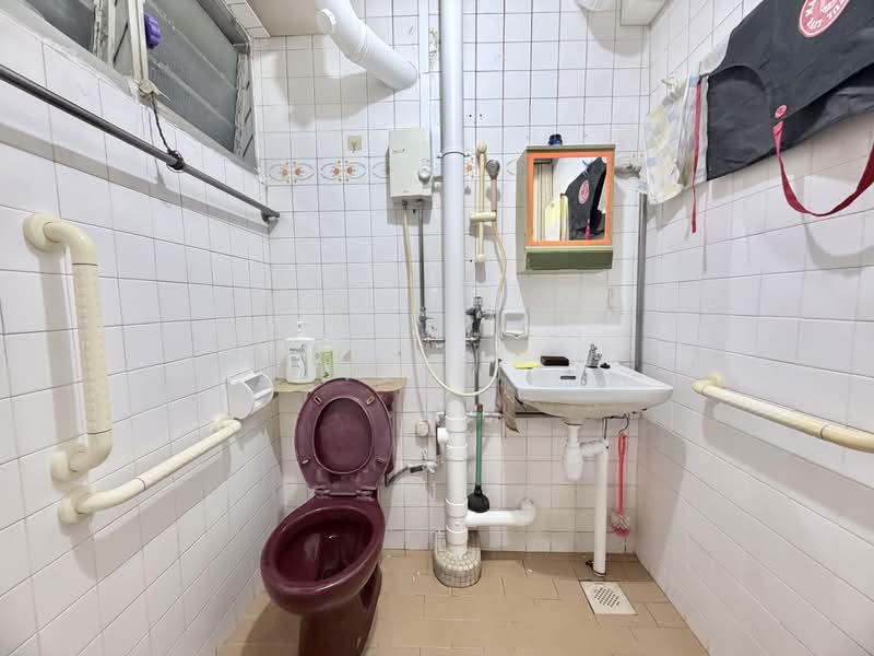 54 Pipit Road, 54 Pipit Road, 3 Bedrooms, 979 sqft, HDB Flat For Sale, by Baven Tan, 500183220 - Bathroom - PropertyGuru.com.sg