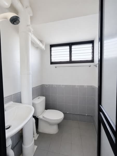 122 Bedok North Street 2, 122 Bedok North Street 2, 2 Bedrooms, 721 sqft, HDB Flat For Rent, by Jen Ong 王秀嬌, 500183236 - Bathroom - PropertyGuru.com.sg